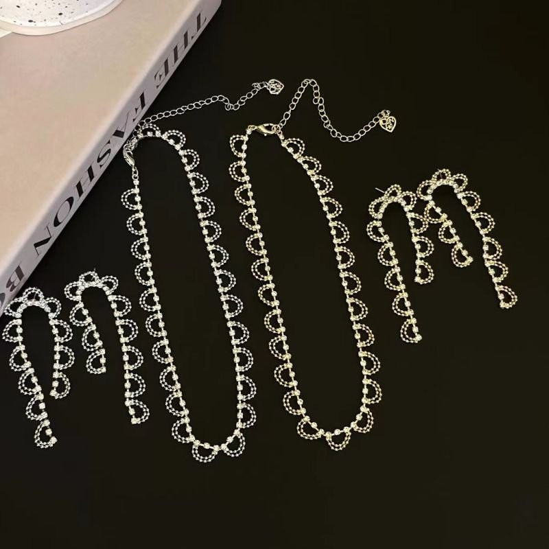 Изящное Ожерелье с ажурным плетением в форме сердец CJD68693