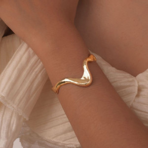 Браслет жесткий разомкнутый с волнообразным изгибом CJH35052