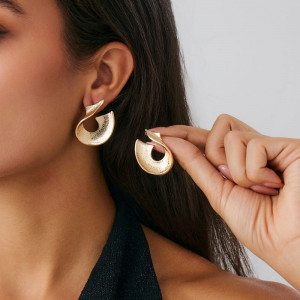 Оригинальные серьги-пусеты золотистые полукольца CJN79399