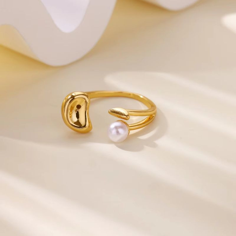 Разомкнутое кольцо с жемчужиной и золотым элементом CJN82578