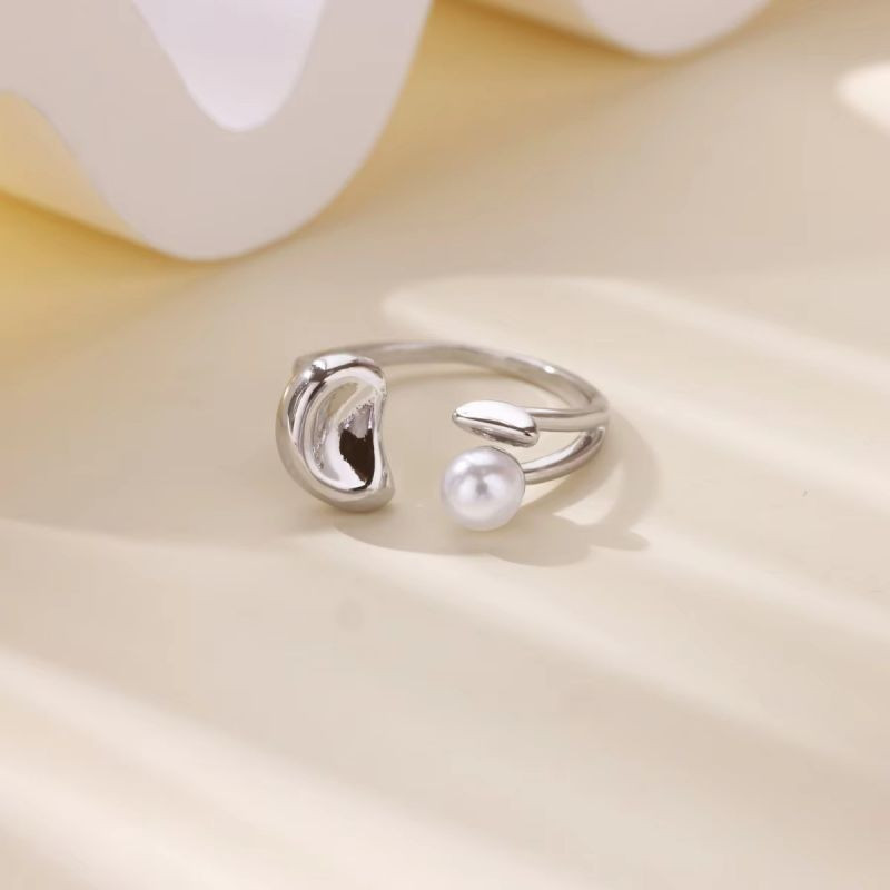 Разомкнутое кольцо с жемчужиной и золотым элементом CJN82578