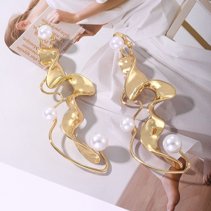 Длинные абстрактные серьги из «мятого» золота с жемчугом CJP64083 Длинные абстрактные серьги из «мятого» золота с жемчугом CJP64083