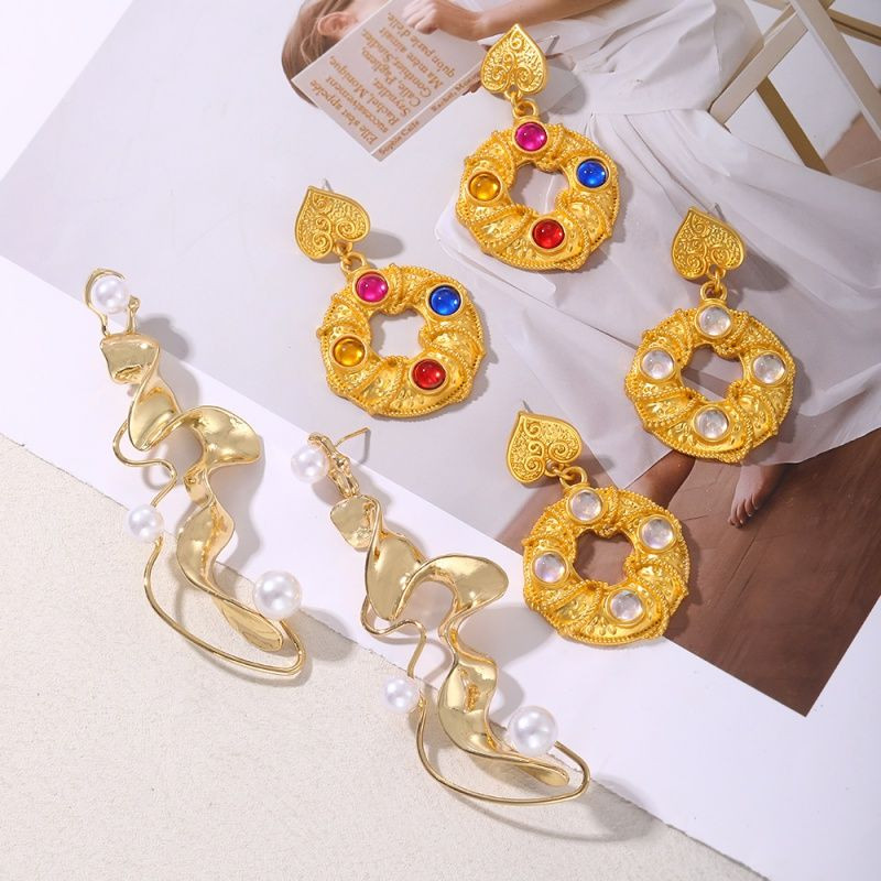 Длинные абстрактные серьги из «мятого» золота с жемчугом CJP64083 Длинные абстрактные серьги из «мятого» золота с жемчугом CJP64083