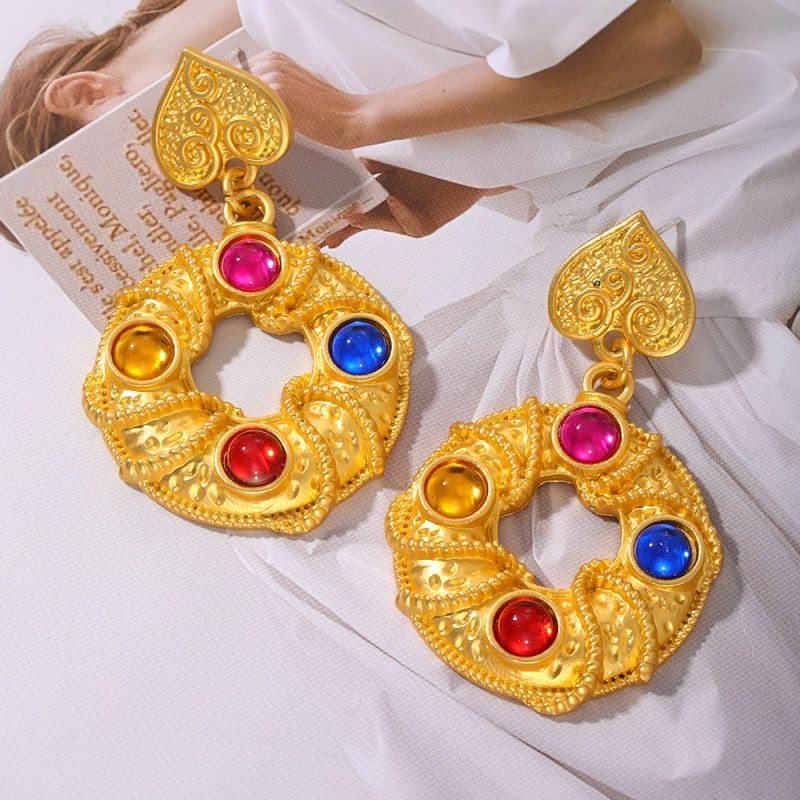 Длинные абстрактные серьги из «мятого» золота с жемчугом CJP64083 Длинные абстрактные серьги из «мятого» золота с жемчугом CJP64083