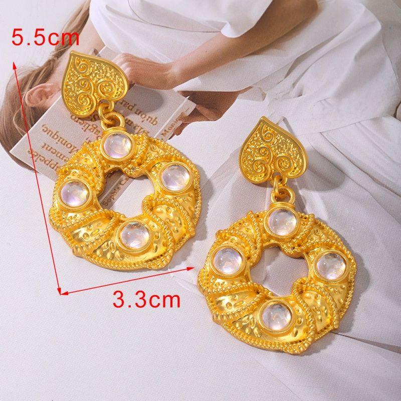 Длинные абстрактные серьги из «мятого» золота с жемчугом CJP64083 Длинные абстрактные серьги из «мятого» золота с жемчугом CJP64083