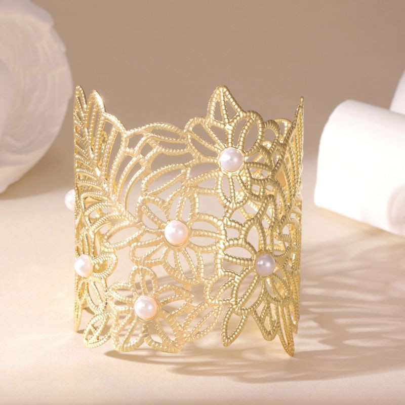 Браслет жесткий широкий ажурный с искусственным жемчугом CJP62251