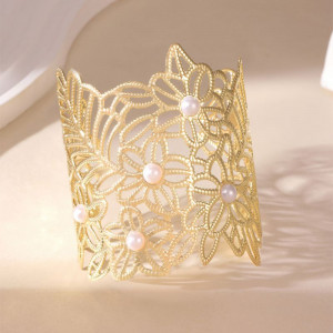 Браслет жесткий широкий ажурный с искусственным жемчугом CJP62251 Браслет жесткий широкий ажурный с искусственным жемчугом CJP62251