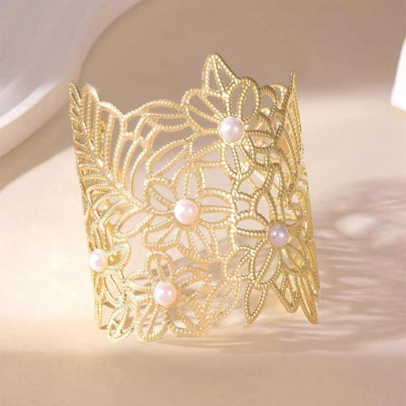 Браслет жесткий широкий ажурный с искусственным жемчугом CJP62251