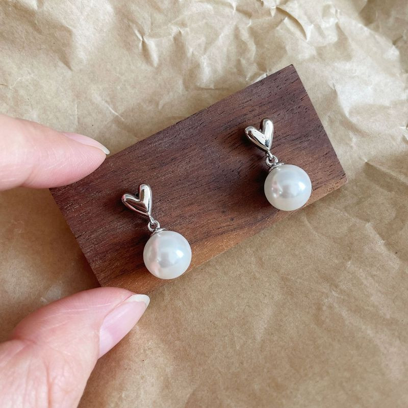 Серьги-пусеты с сердцами и белым жемчугом 1J12094CJJ