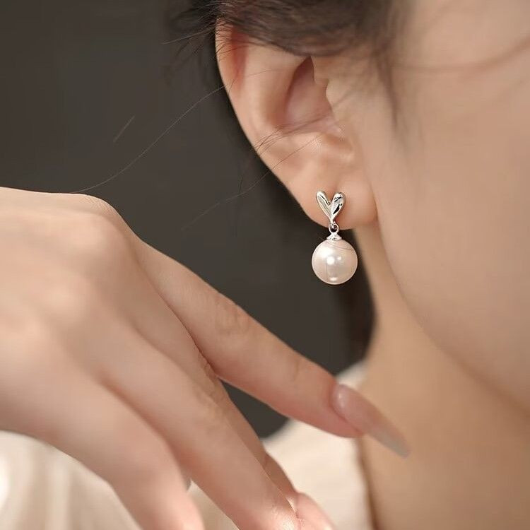 Серьги-пусеты с сердцами и белым жемчугом 1J12094CJJ Серьги-пусеты с сердцами и белым жемчугом 1J12094CJJ