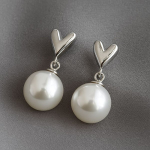 Серьги-пусеты с сердцами и белым жемчугом 1J12094CJJ Серьги-пусеты с сердцами и белым жемчугом 1J12094CJJ