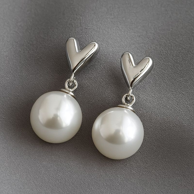 Серьги-пусеты с сердцами и белым жемчугом 1J12094CJJ Серьги-пусеты с сердцами и белым жемчугом 1J12094CJJ