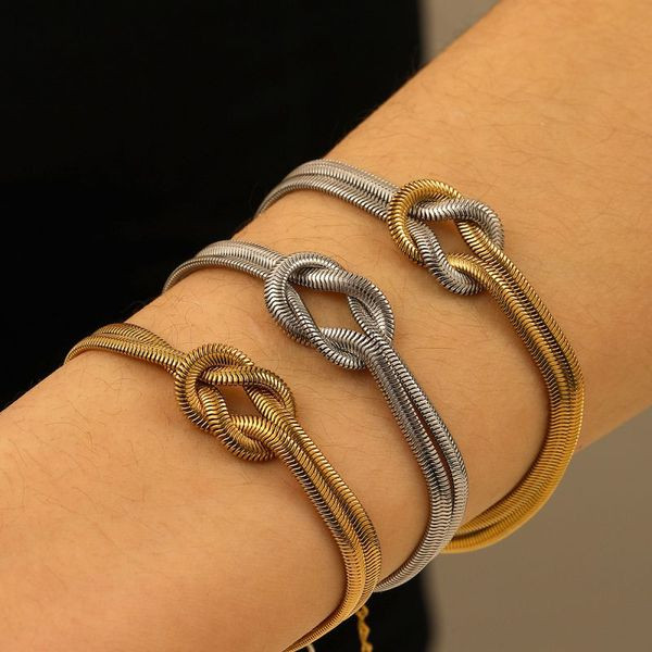 Браслет жесткий с декоративным узлом в золотистом цвете CJL48332