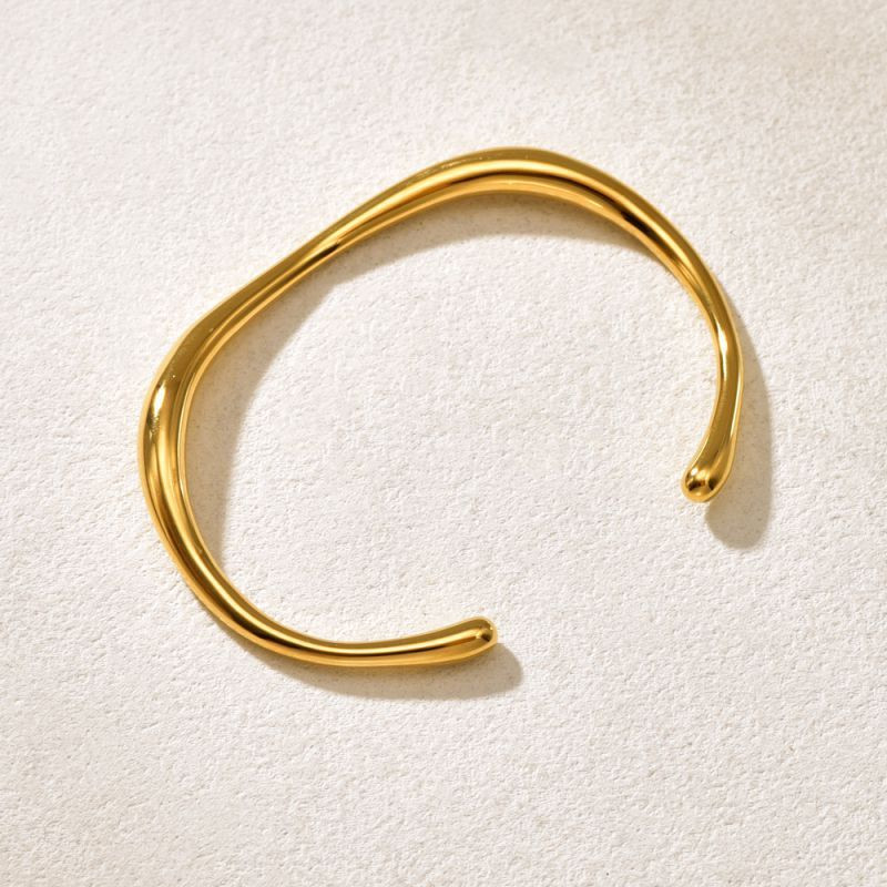 Браслет жесткий с рельефными полосами CJQ17686