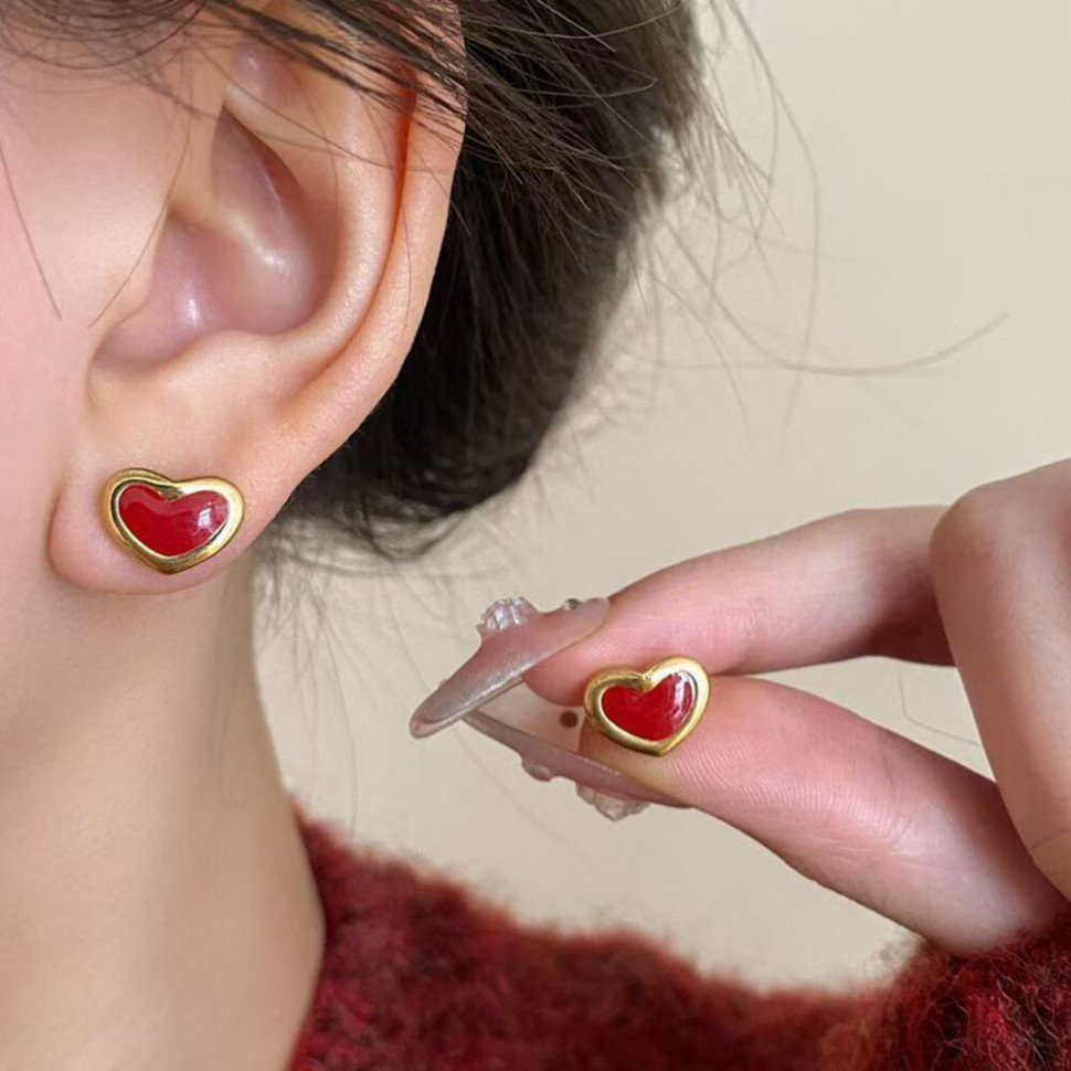 Золотистые серьги-пусеты Красные сердца CJH55096 Золотистые серьги-пусеты Красные сердца CJH55096