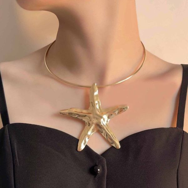 Жесткое колье золотистое с крупной морской звездой CJL69494