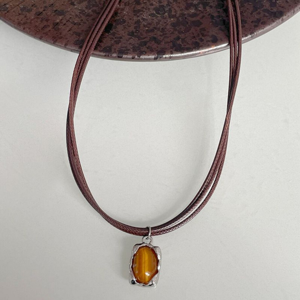 Тонкие бусы из темных камней с золотистой геометрической подвеской CJH94805