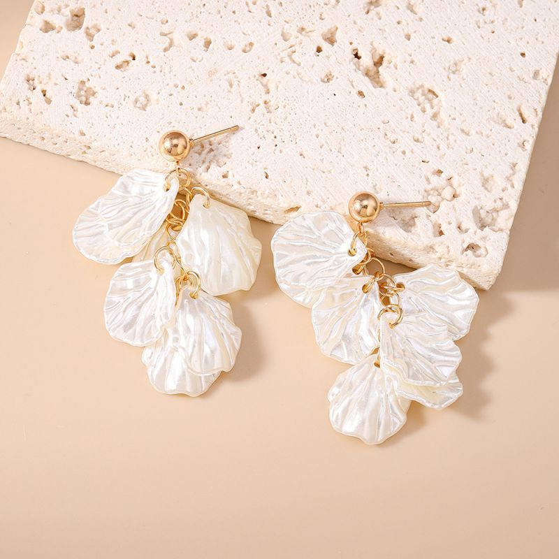 Воздушные серьги пусеты с перламутровыми лепестками CJN36200