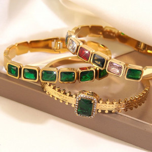 Браслет жесткий с квадратными кристаллами изумрудного цвета CJR55763 Браслет жесткий с квадратными кристаллами изумрудного цвета CJR55763