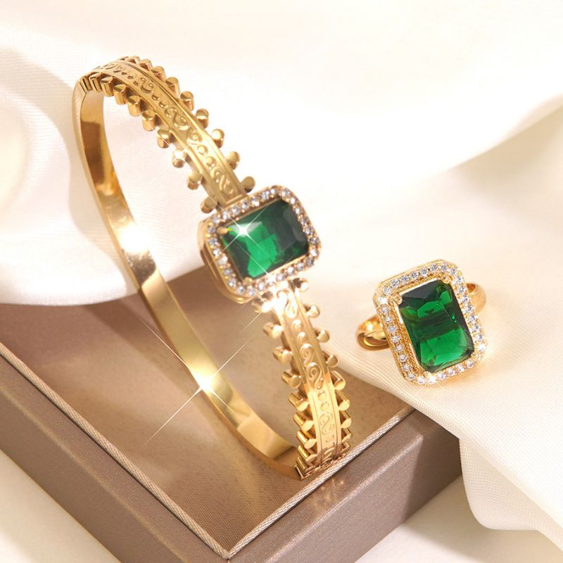 Браслет жесткий с квадратными кристаллами изумрудного цвета CJR55763