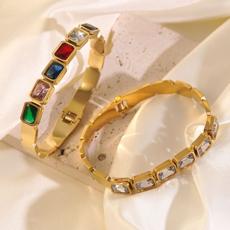 Браслет жесткий с квадратными кристаллами изумрудного цвета CJR55763