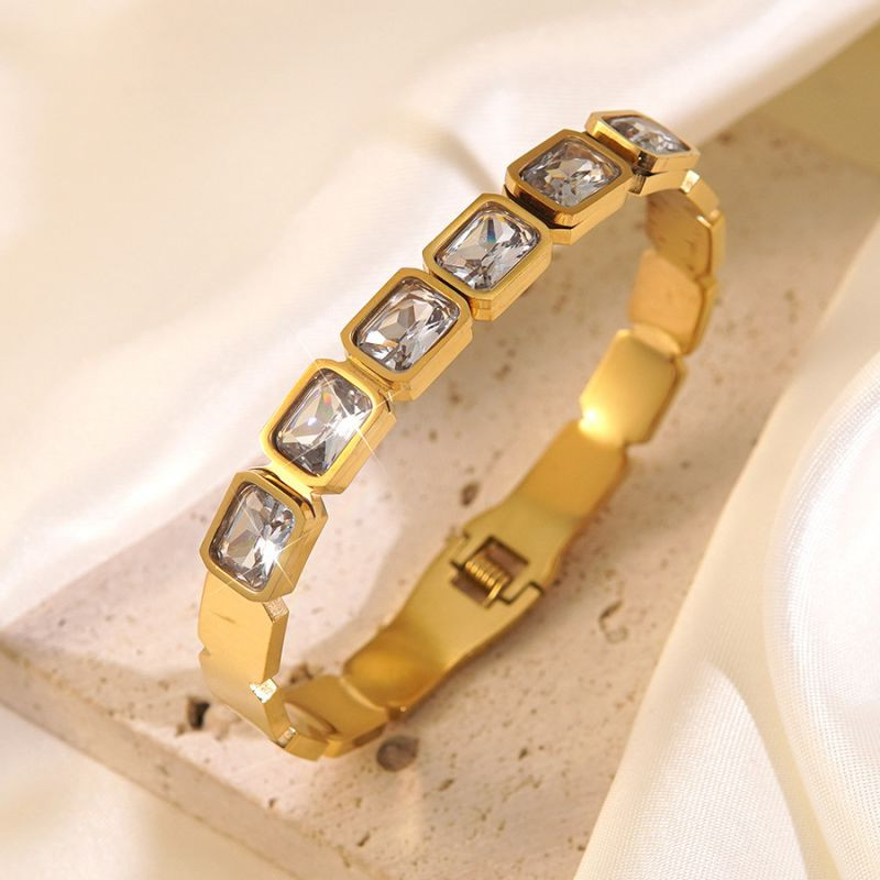 Браслет жесткий с квадратными кристаллами изумрудного цвета CJR55763