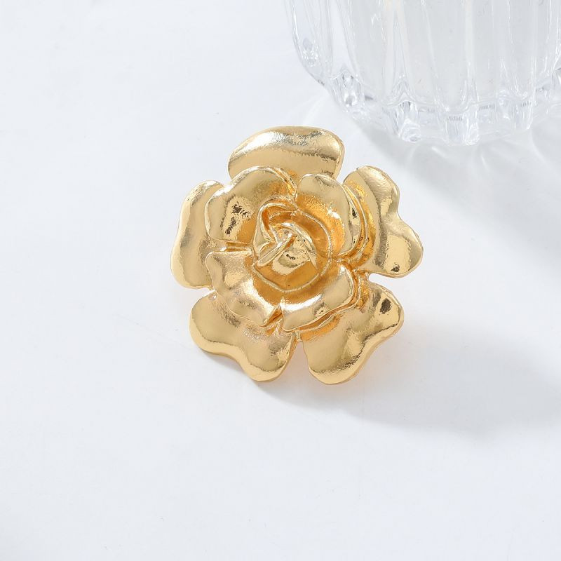 Кольцо в форме пышной розы CJL32568