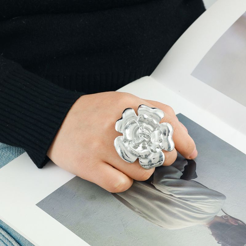 Кольцо в форме пышной розы CJL32568