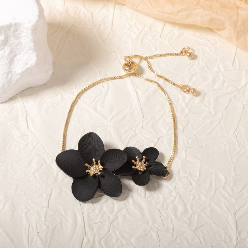 Браслет-нить с крупными цветами CJM13087