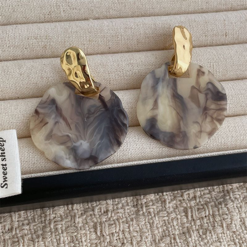 Элегантные серьги-пусеты с эффектом камня CJM16430