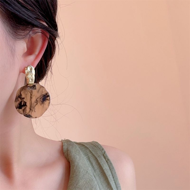 Элегантные серьги-пусеты с эффектом камня CJM16430