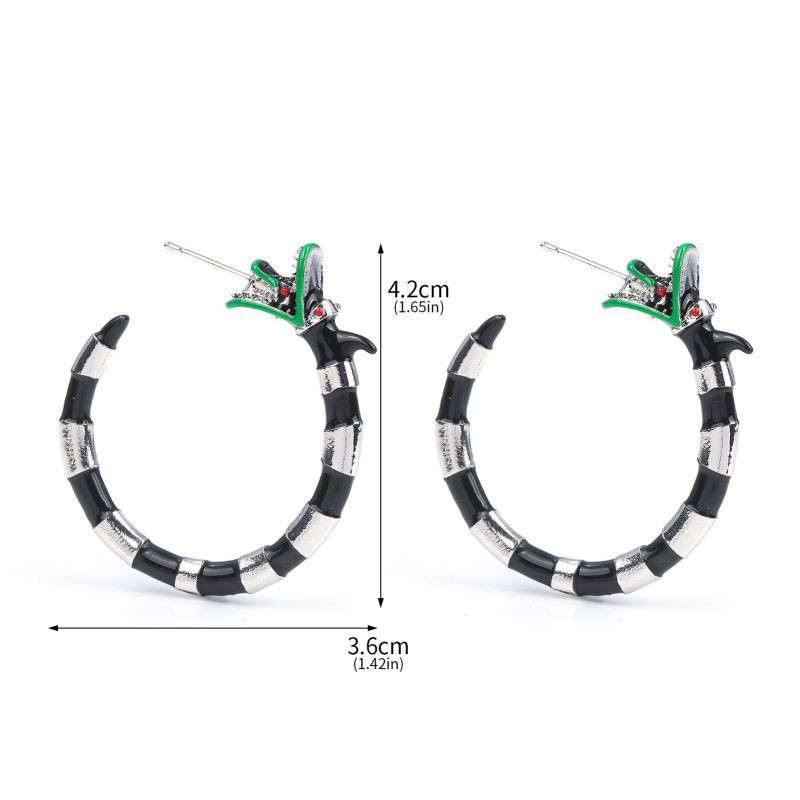 Оригинальные серьги-кольца с полосатым принтом и змеиными головами CJH17066