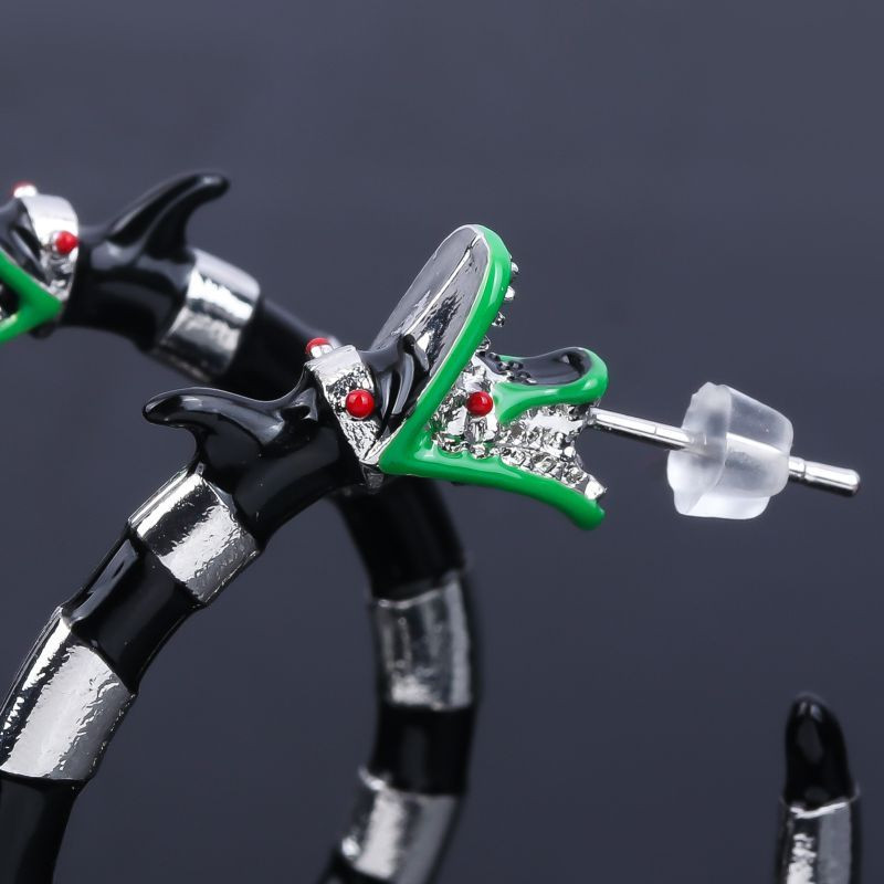 Оригинальные серьги-кольца с полосатым принтом и змеиными головами CJH17066