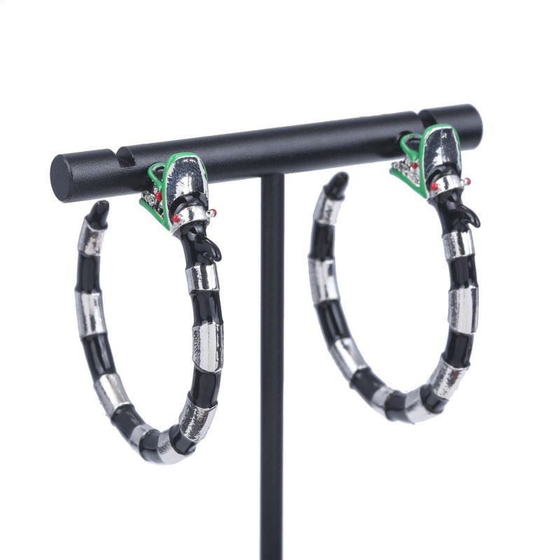 Оригинальные серьги-кольца с полосатым принтом и змеиными головами CJH17066