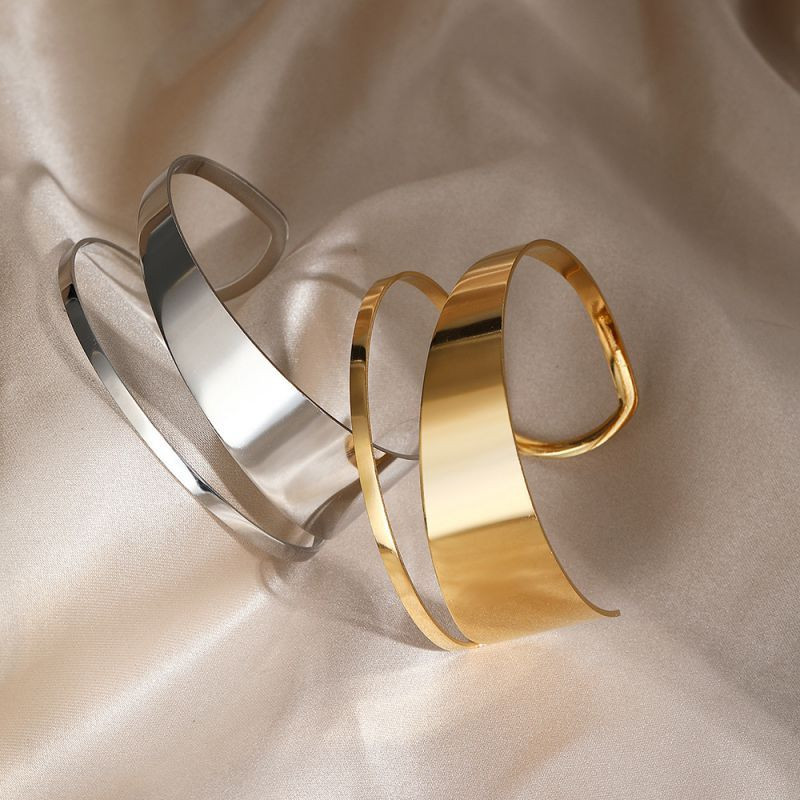 Браслет жесткий широкий с волнообразным краем CJP82887