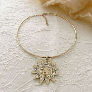Жесткое колье золотистое с массивным кулоном в форме солнца CJJ07764