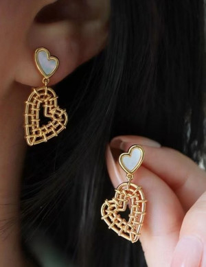 Ажурные серьги-подвески в форме сердец Z56072 Ажурные серьги-подвески в форме сердец Z56072