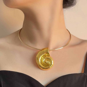 Колье-обруч золотистое с подвеской в форме морской раковины CJL69557 Колье-обруч золотистое с подвеской в форме морской раковины CJL69557