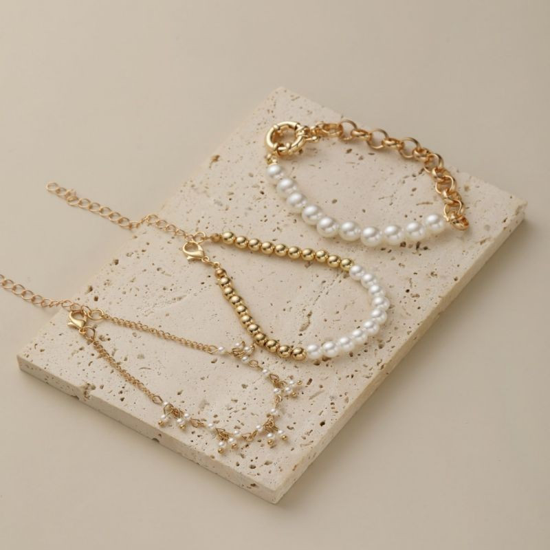 Комплект из 3 браслетов из жемчуга и цепей CJG34569 Комплект из 3 браслетов из жемчуга и цепей CJG34569