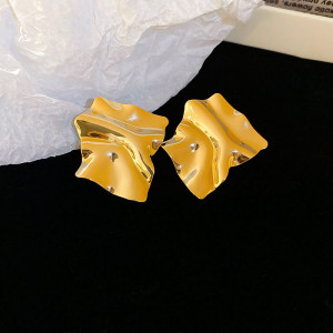 Фактурные серьги-пусеты Золотистые квадраты Мятый металл CJH83940