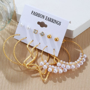 Набор золотистых серег с изогнутыми формами и жемчужными нитями CJC88908