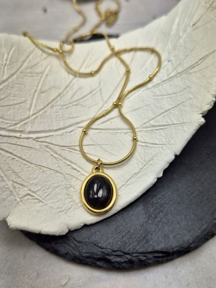 Золотистая цепочка с кулоном из глубокого черного камня J10948CJJ