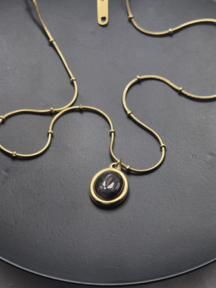 Золотистая цепочка с кулоном из глубокого черного камня J10948CJJ