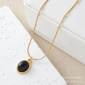 Золотистая цепочка с кулоном из глубокого черного камня J10948CJJ