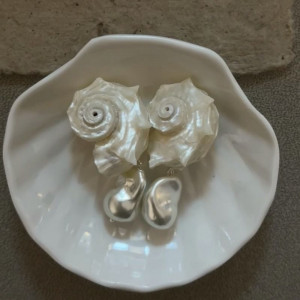 Массивные серьги в форме жемчужных раковин CJN37377 Массивные серьги в форме жемчужных раковин CJN37377