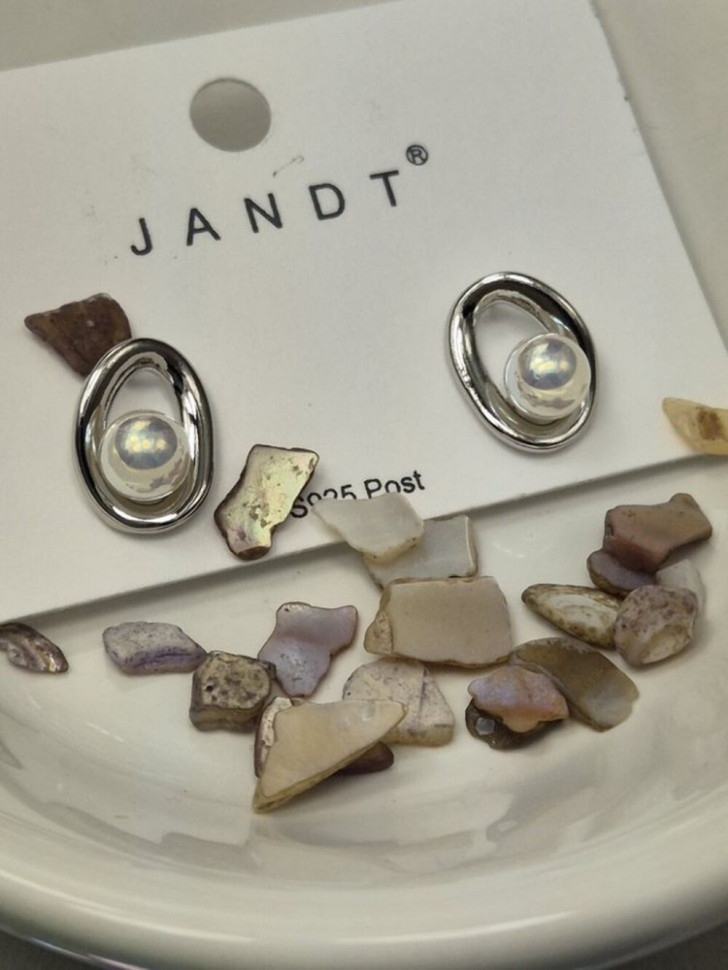 Серьги-гвоздики с жемчужиной в двойной асимметричной оправе J10713CJJ