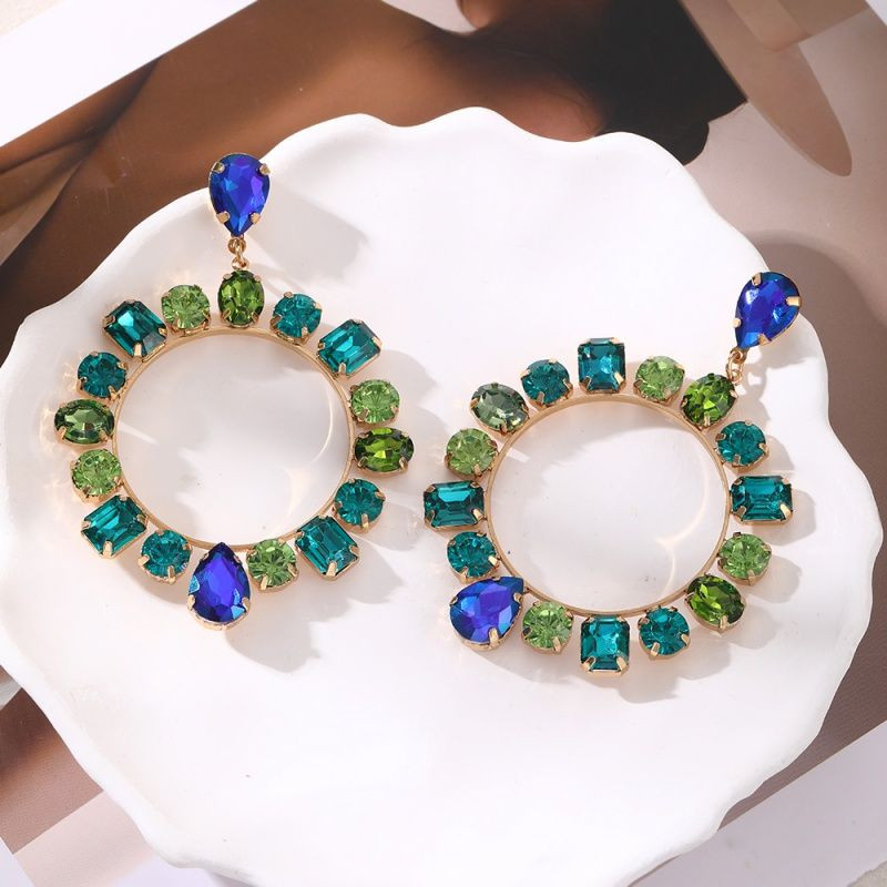 Крупные золотистые серьги-кольца с разноцветными кристаллами CJP64094 Крупные золотистые серьги-кольца с разноцветными кристаллами CJP64094