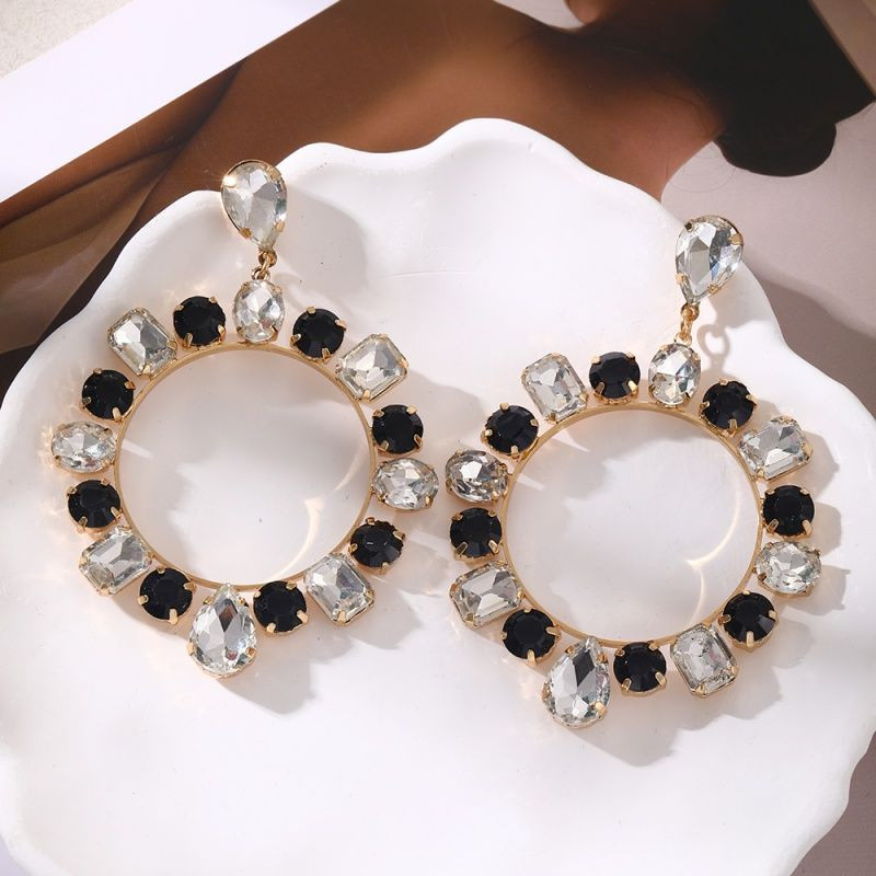 Крупные золотистые серьги-кольца с разноцветными кристаллами CJP64094 Крупные золотистые серьги-кольца с разноцветными кристаллами CJP64094