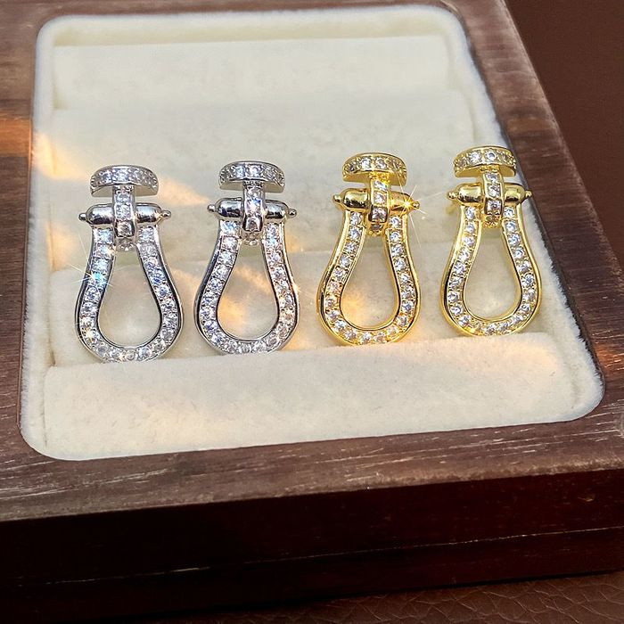 Изящные серьги-пусеты в форме подков CJL32533