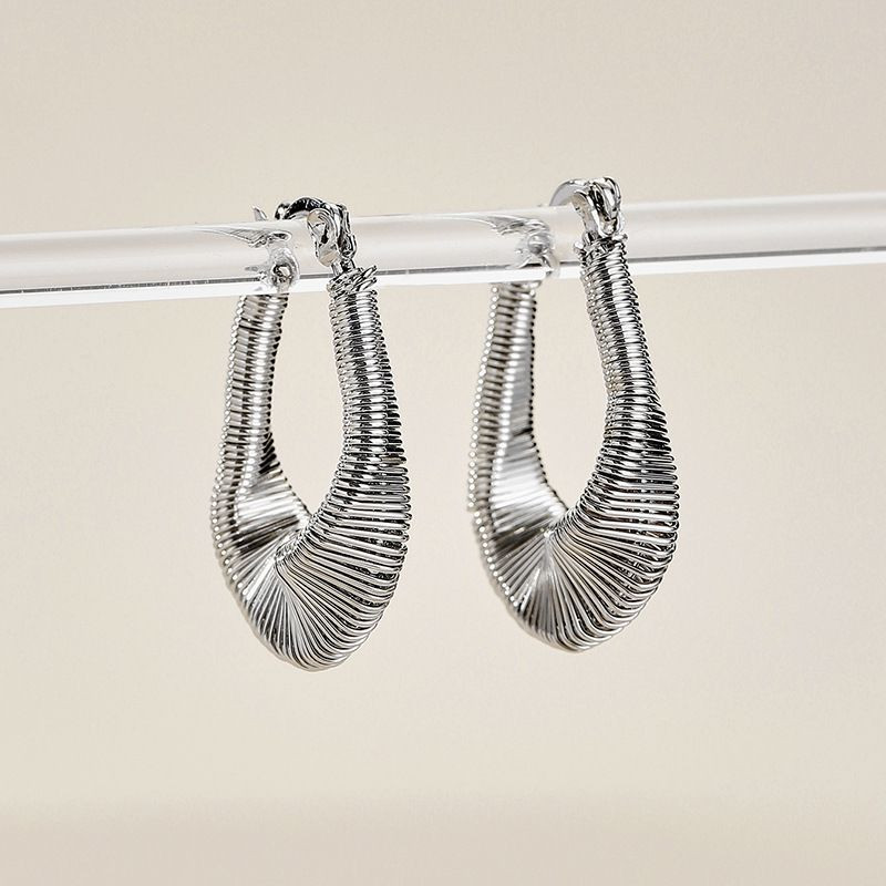 Вытянутые серьги-конго с гравировкой CJH55913